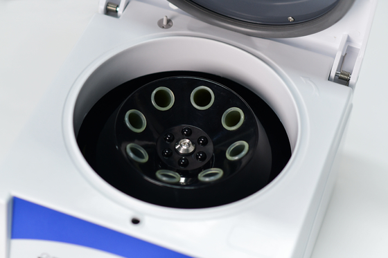 Low-Noise 4000 RPM Low Speed Centrifuge Machine 2100xg RCF Untuk Aplikasi Laboratorium Rutin