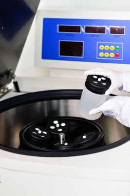 Lantai berdiri Kapasitas besar Max 4L Lab Centrifuge dengan fungsi pra-pendingin Untuk penggunaan biologi dan farmasi